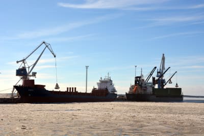 Fartyg vid kajen i Karleby hamn, silverstenshamnen