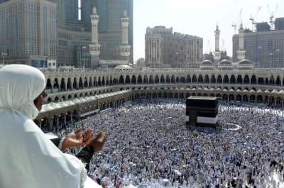 Indisk muslim ber i närheten av Kaaba