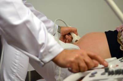En gravid kvinna blir undersökt med ultraljud.