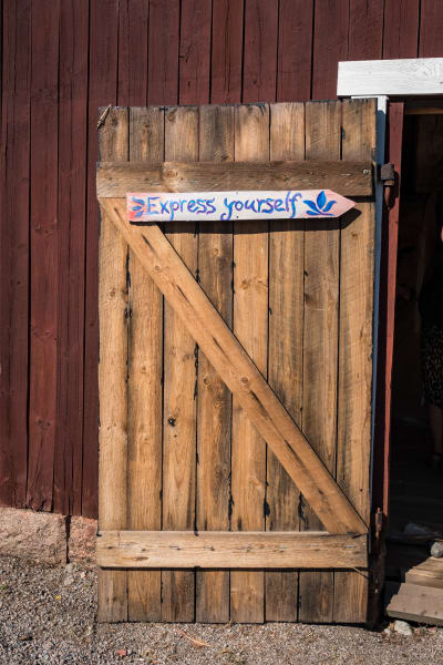 Kyltti jossa teksti Express yourself Natural High Healing Festivaalilla.