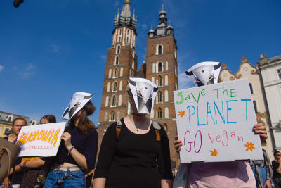 Demonstrationer på huvudtorget i Krakow. Bli vegan och rädda planeten, står det på skylten.