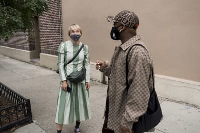 Liisa Jokinen (t.v.) och Antonio Blair i New York. Båda bär munskydd.