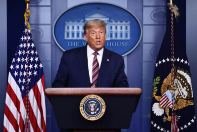 President Donald Trump står vid ett poedium.