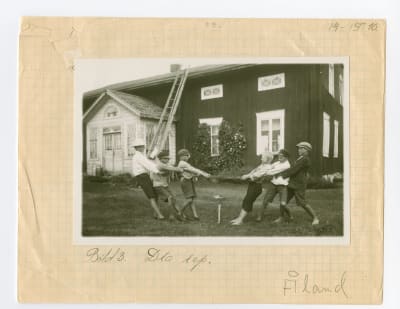 Åländska pojkar drar rep år 1930.