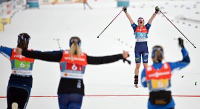 Krista Pärmäkoski firar då hon åker i mål.