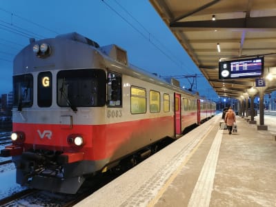 G-juna Riihimäen asemalla odottamassa lähtöä talvisessa maisemassa.