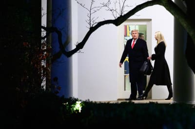 Donald ja Ivanka Trump Valkoisen talon edustalla.