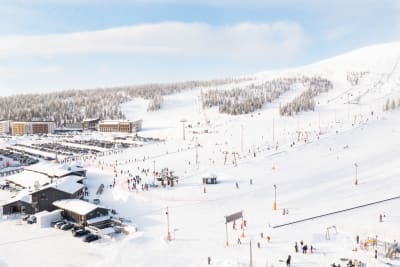 Skidbackar i Ylläs fotat i februari 2022.