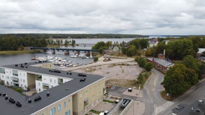 Vy ovanifrån av höghus vid Norra hamnen i Ekenäs. Bro i bakgrunden.