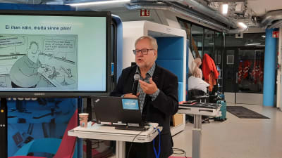 Markku Pekurinen håller en föreläsning.