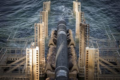 Bild på när gasledningen Nord Stream byggs i havet.