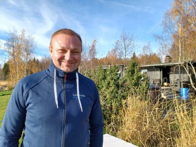Max jansson, vd för Visit Vasa, framför en uthyrningsstuga