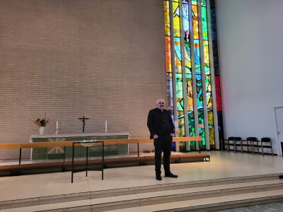 En prsät som står i en tegelkyrka. 