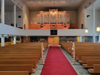 Bild inifrån en kyrka. 