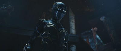 Närbild på den nya Black Panther som står iklädd mask och ser neråt.