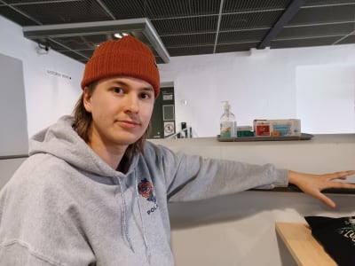 Mikael som studerar hälsovetenskap vid Åbo Akademi i Vasa sitter vid ett bord i Academill