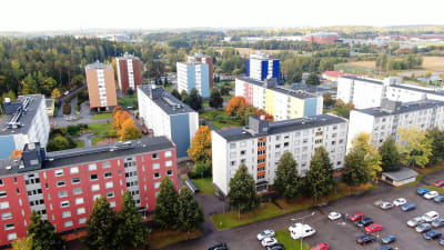 Förorten Jyrkkälä i Åbo fotograferad från luften. Höghusen i området har olika färger och mellan husen växer träd.