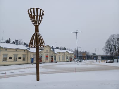 Stålskulpturen Remmaren utanför tågstationen på den nya gågatan i Vasa. Som modell för skulpturen har stått ett gammalt sjömärke, en västprick.