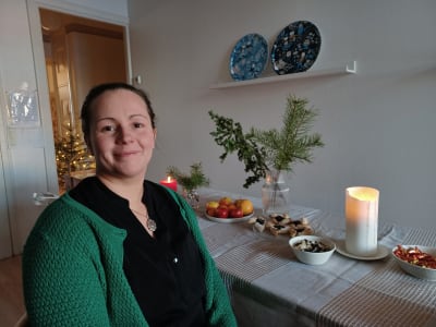 Marthaförbundets hushållsrådgivare Sofia Grynngärds sitter framför ett juligt dukat bord
