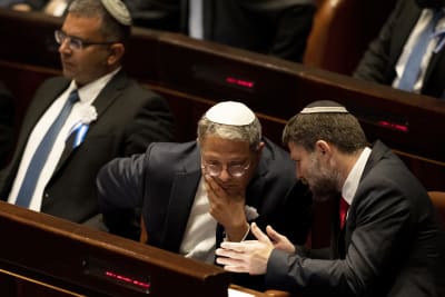 De israeliska högerextrema parlamentarikerna Itamar Ben Gvir (i mitten) och Bezalel Smotrich (till höger) i parlamentet, Knesset,  i Jerusalem.
