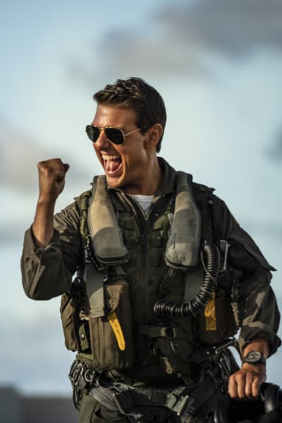 Tom Cruise tuulettaa aurinkolasit silmillään hävittäjälentäjänä uudessa Top Gunissa.