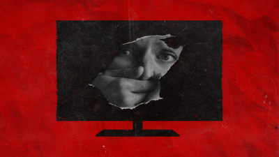 En illustrerad bild av en svart tv mot en röd bakgrund. I tv-rutan syns en bild på en kvinna med en hand för munnen.