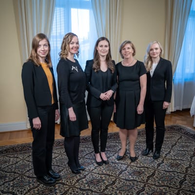 Sanna Marin, Li Andersson, Katri Kulmuni, Anna-Maja Henriksson och Maria Ohisalo i Statsrådsborden i december 2019.
