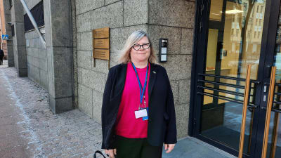 Kirsi Kaikko fotograferad utanför Inrikesministeriet i Helsingfors.