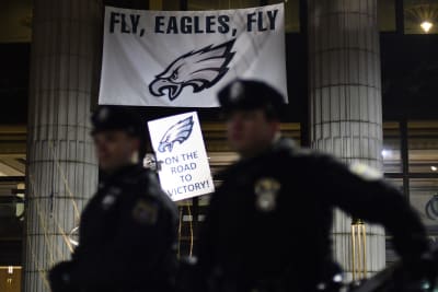 Poliser står framför Eagles-plakat.