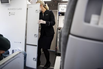 Flygvärdinna ombord på Finnairs flight AY 435 från Helsingfors till Uleåborg i september 2020.