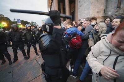 Poliisi pamputtaa mielenosoittajia Pietarissa syyskuussa 2022.