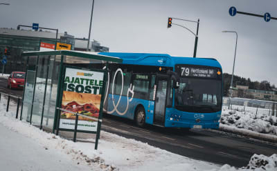 Busslinje 79 i ett vinterlandskap vid en hållplats i Vik i Helsingfors.