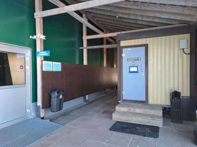 En dörr in till omklädningsrummet i bollhallen i Ingå. Dörren är stängd på grund av ofog.