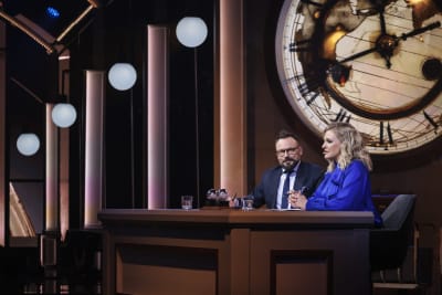 Riku Rantala ja Jenni Poikelus istumassa Hengaillaan pöydän takana.