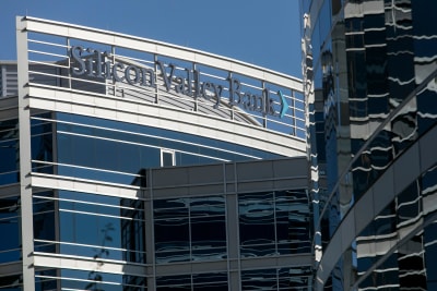 Byggnad med texten Silicon Valley Bank högst uppe.