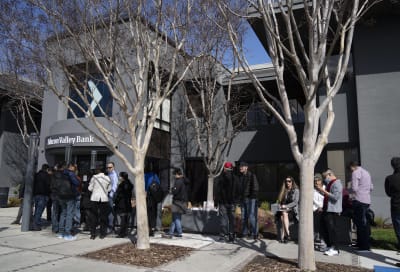 Människor står i kö utanför huvudkontoret för Silicon Valley Bank (SVB) i Santa Clara, Kalifornien.