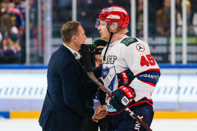 Jussi Tapola och Micke-Max Åsten skakar hand.