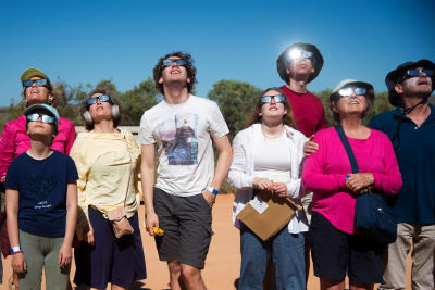 Folk tittar på en solförmörkelse i Australien.