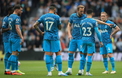 The Tottenham players are gathered after Newcastle's fifth goal.