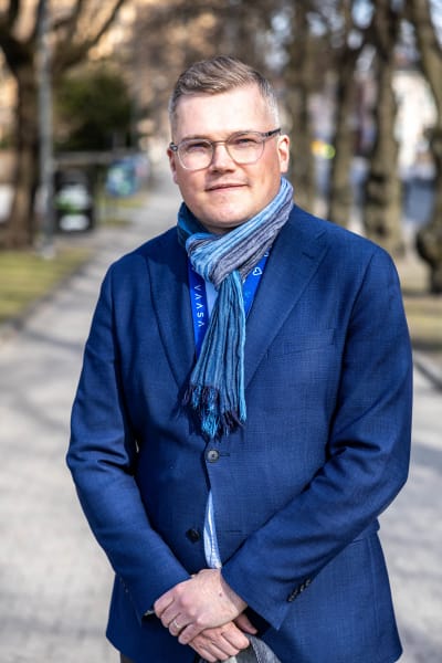 Porträttfoto av man i blå kavaj