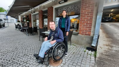 Toni Ainamo och hans personliga assistent Jannica Sågbom utanför ett kafé i Köklax.
