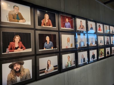 Tre rader av fotografier på olika Hollywoodstjärnor upphängda på en vägg. 