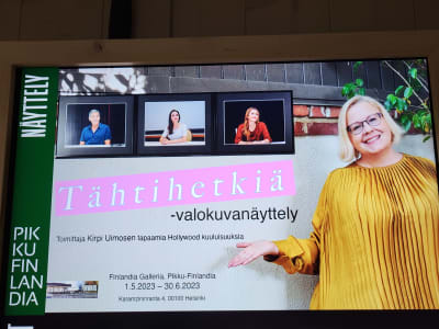 Bild på Kirpi Uimonen på reklamplanschen för en fotoutställning. 