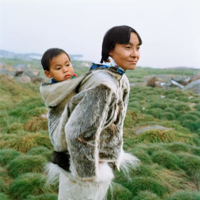 Grönländsk urbefolkning: mamma med barn på ryggen