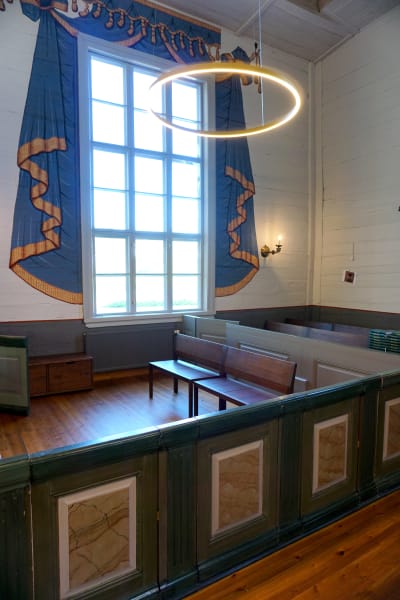 Öppning mellan bänkraderna i en kyrka.