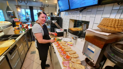 Heidi Hänninen breder smögåsar i restaurang Hanna Maria i Borgå.
