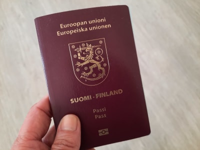 En hand som håller i ett pass. 