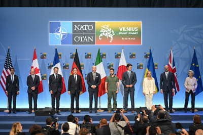 G7-ländernas ledare står på en scen och poserar tillsammans med representanter från EU och Ukraina.