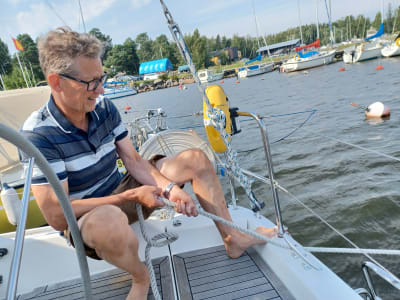 Wasa segelföreningens kommodor Mikael Still kollar förtöjningen av en segelbåt