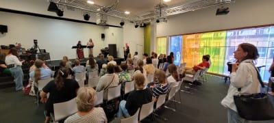Saxofonister uppträder på Åbo stadsbibliotek.